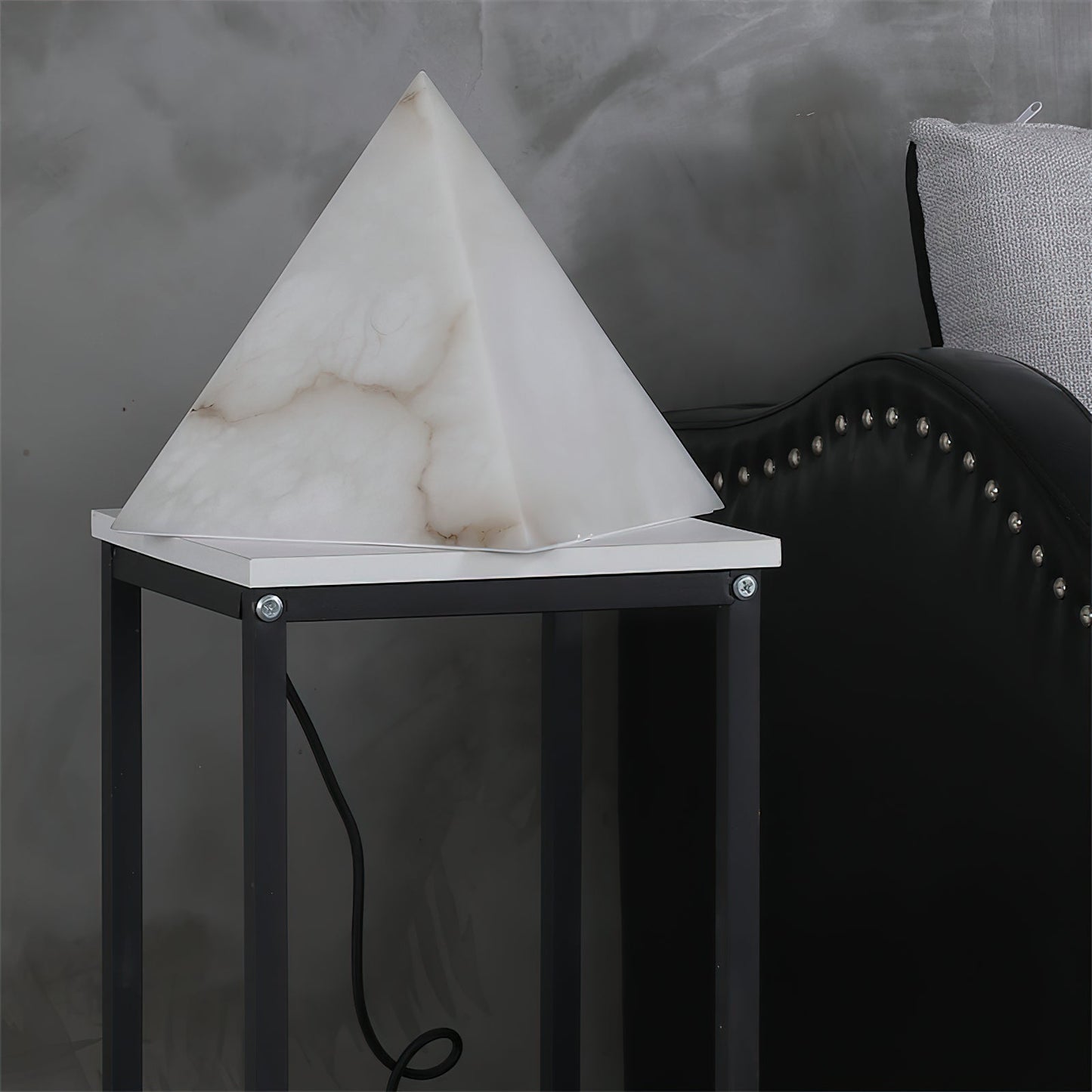 Alabaster Pyramid Table Lamp – Dimmable, detail