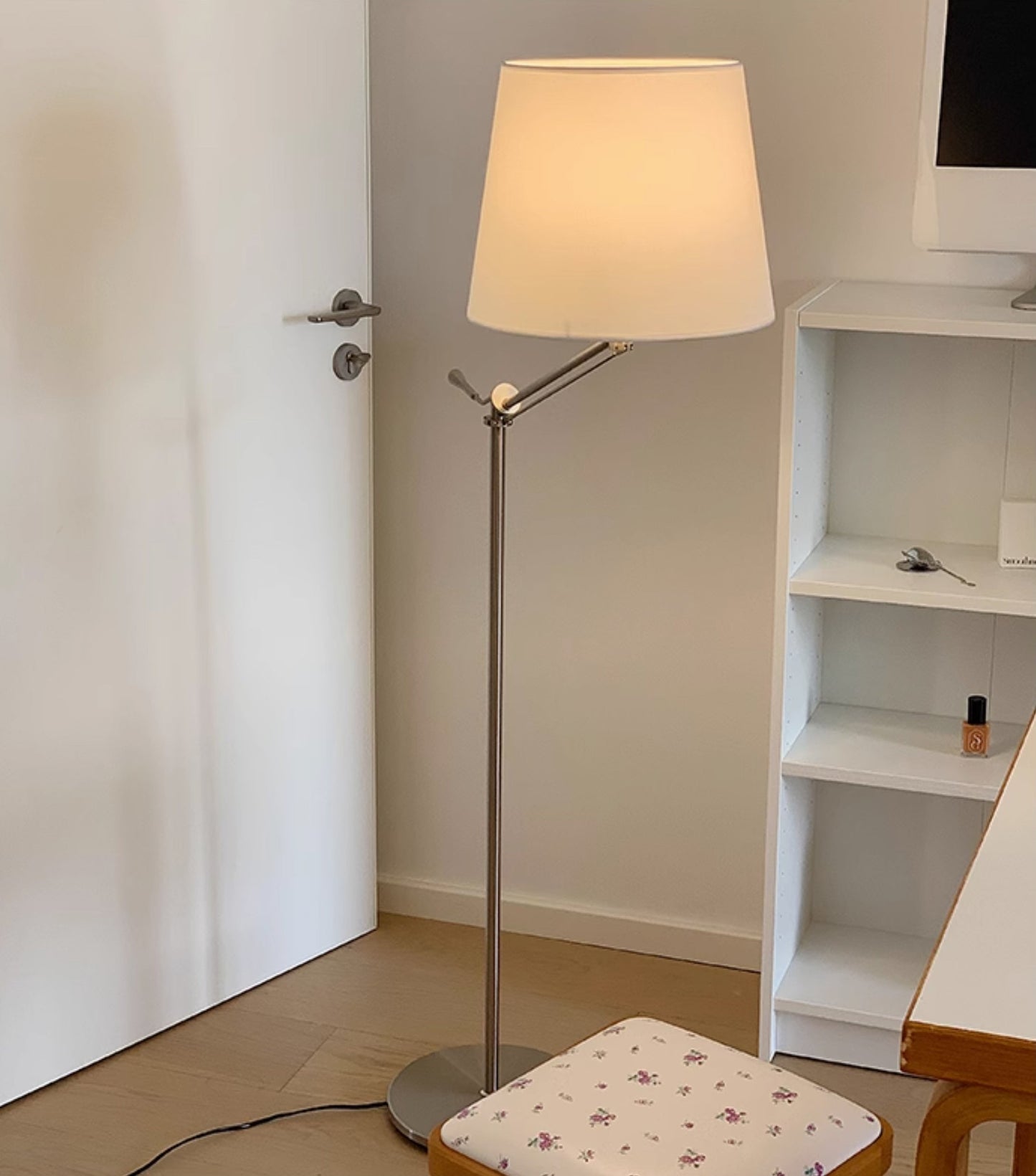 Eichholtz Medea Floor Lamp, view 6